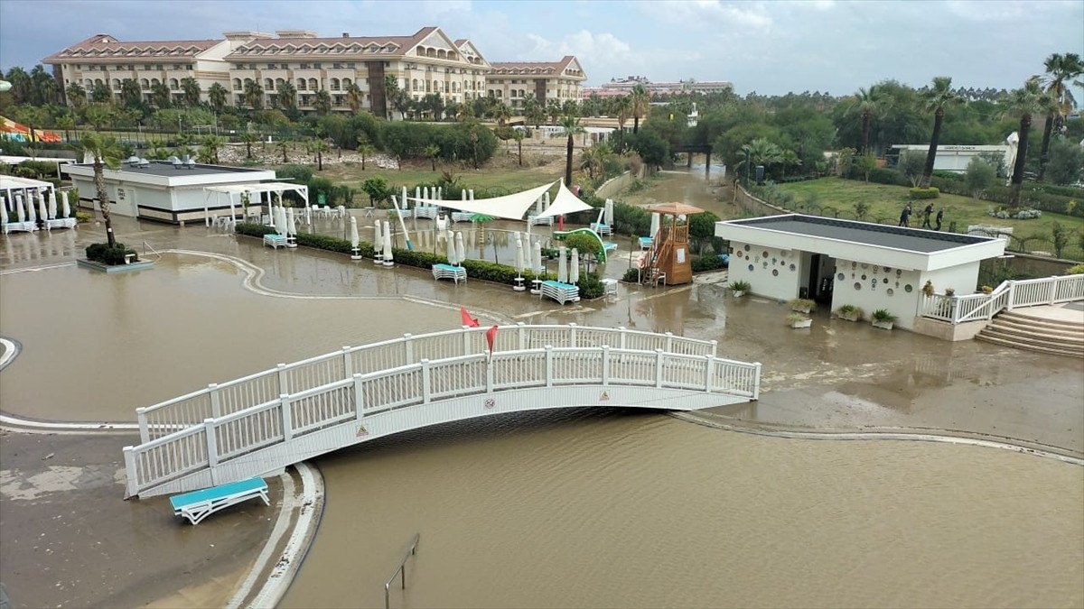 Antalya’nın bazı ilçelerinde sağanak etkili oldu