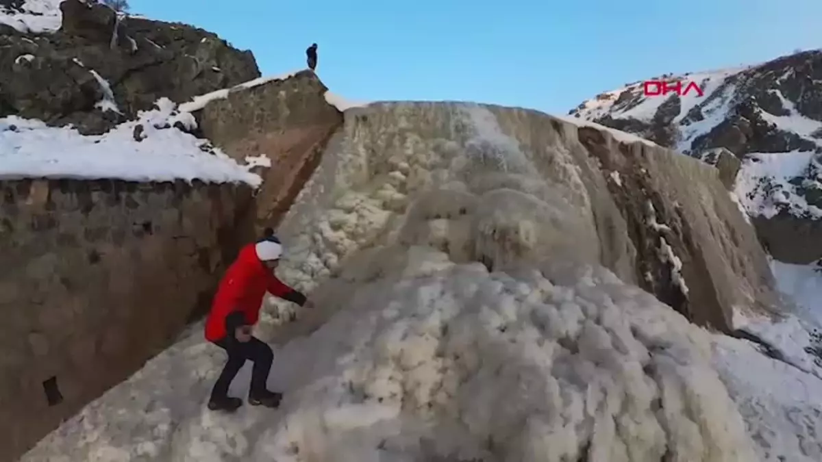 Erzincan’da Işıkpınar Deresi Buzla Kaplandı