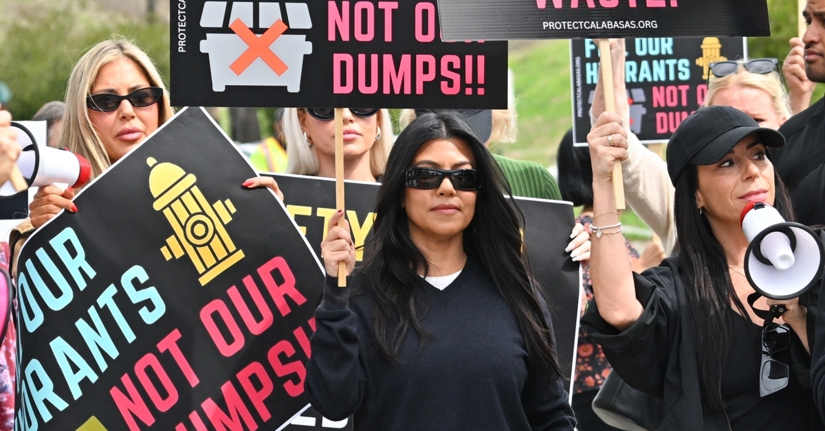 Kourtney Kardashian çöp protestosuna katıldı